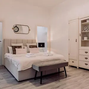 Wenceslas Square / Main Station - New Studio***** Prague